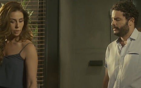 Alice (Giovanna Antonelli) conversa com Wagner (Felipe Mago) sobre explosão dos barcos - Reprodução/TV Globo