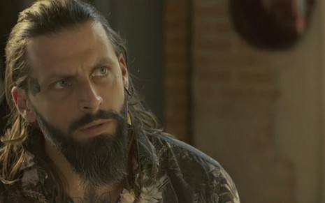 Henri Castelli (Ralf) em cena de Sol Nascente; tatuador será vítima de armação de rival - Reprodução/TV Globo