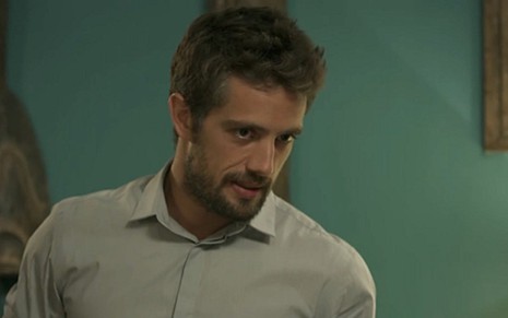 Rafael Cardoso (César) em cena de Sol Nascente; vilão mandará jogar rival de penhasco - Reprodução/TV Globo