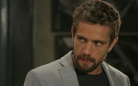 Rafael Cardoso (César) em cena de Sol Nascente; vilão se irritará com falha no plano - Reprodução/TV Globo