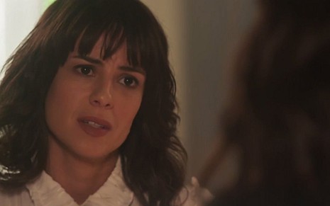 Andreia Horta (Lucinda) em cena de Tempo de Amar, vilã manterá farsa para afastar a rival - Reprodução/TV Globo