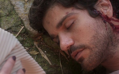 Inácio (Bruno Cabrerizo) desmaiado após ataque de ladrões em cena de Tempo de Amar - Reprodução/TV Globo