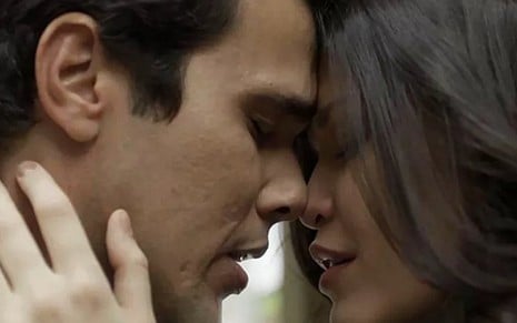 Vicente (Bruno Ferrari) e Maria Vitória (Vitória Strada) serão vítimas de fofoca do vilão - Reprodução/TV Globo