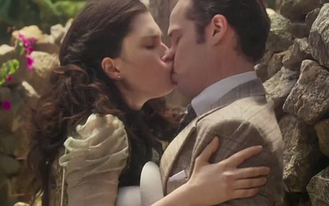 Tereza (Olivia Torres) e Fernão (Jayme Matarazzo) se beijam em cena de Tempo de Amar - Reprodução/TV Globo
