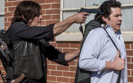 Norman Reedus (à esq.) e Josh McDermitt no penúltimo episódio da oitava temporada de Walking Dead - Imagens: Divulgação/AMC