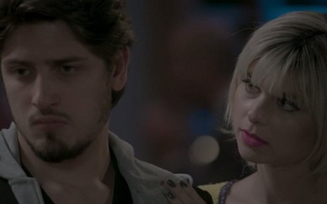 Daniel Rocha (Rafael) e Julianne Trevisol (Lu) em cena de Totalmente Demais - Reprodução/TV Globo