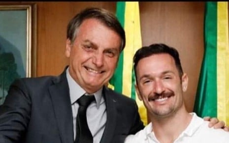 O presidente Jair Bolsonaro com Diego Hypólito em foto publicada nas redes sociais; ginasta foi 'cancelado' após registro
