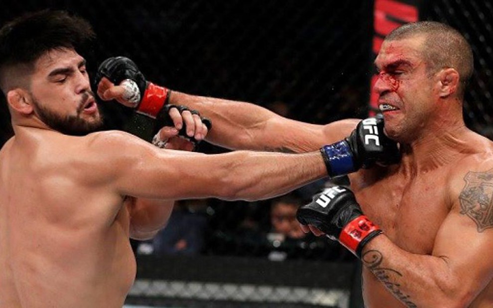 O jovem norte-americano Kevin Gastelum troca socos com o veterano Vitor Belfort no UFC - Buda Mendes/UFC