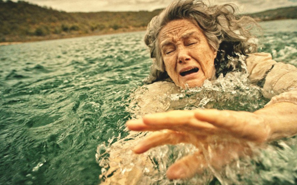 A atriz Selma Egrei na cena em que Encarnação pediu para morrer em Velho Chico - Divulgação/Globo