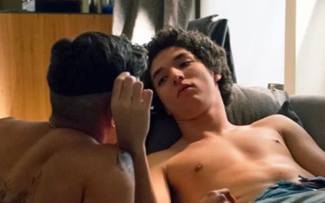 Bruno (João Vitor Silva) na cena em que fica com Sam (Felipe Carolis) em troca de droga - Fabiano Battaglin/TV Globo