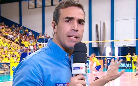 O repórter Alexandre Oliveira no amistoso Brasil x Argentina de vôlei, que foi exibido pela Globo