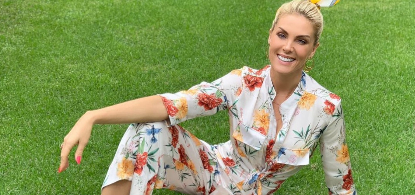 Ana Hickmann escorrega no português e é corrigida por fãs nos