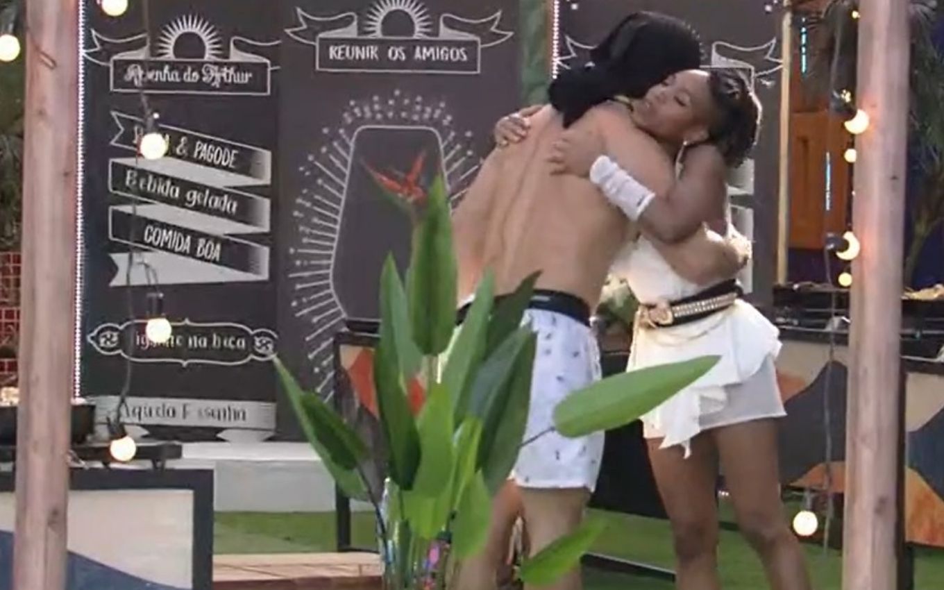 BBB21 Após beijão em Carla Diaz Arthur termina noite Karol Conká