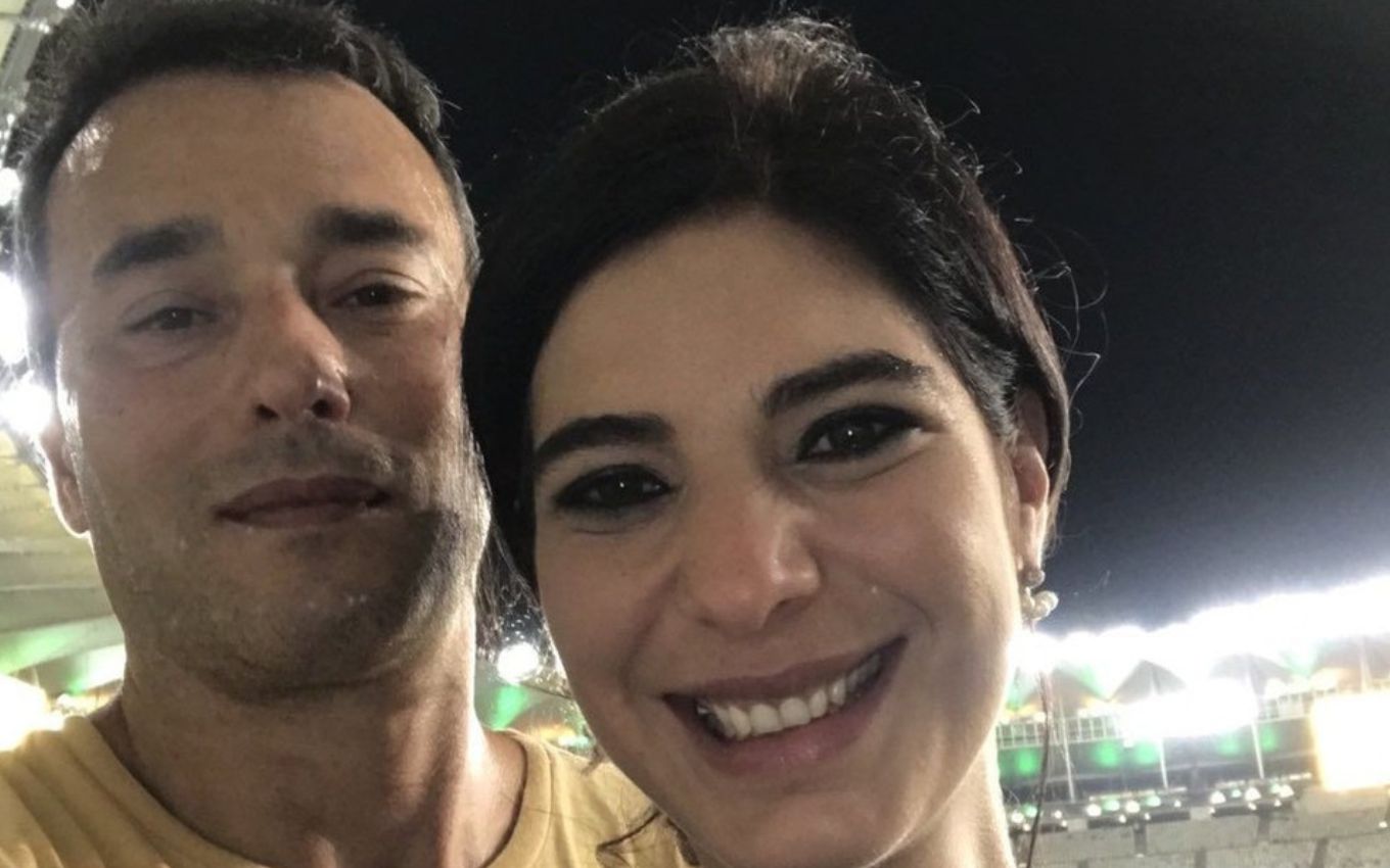 André Rizek pede Andréia Sadi em casamento e revela quando será