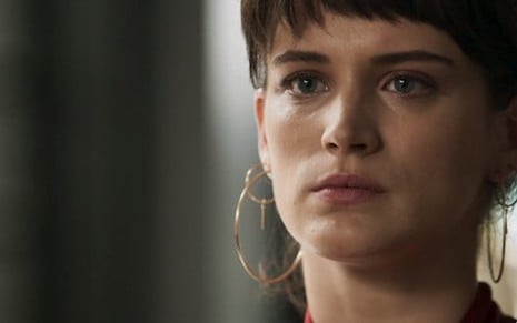 Clara (Bianca Bin) em cena da novela; personagem se vingará do delegado nesta semana - Reprodução/TV Globo