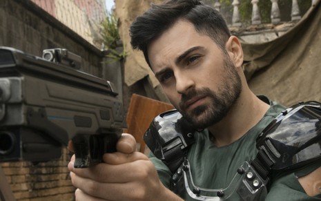 O ator Rodolfo Valente interpreta Rafael, agora um soldado do Maralto que faz jogo duplo em 3% - Fotos: Pedro Saad/Netflix