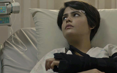 Adriana (Julia Dalavia) volta para o hospital no capítulo desta quinta (1º) da novela das nove - Fotos: Reprodução/TV Globo