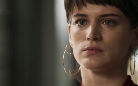 Clara (Bianca Bin) em cena da novela; personagem se vingará do delegado nesta semana - Reprodução/TV Globo