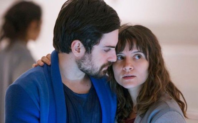 Rodolfo Valente e Bianca Comparato em cena da série brasileira 3%: rumo à globalização - Divulgação/Netflix