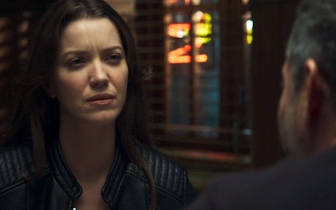 Fabiana (Nathalia Dill) em cena da novela com Agno (Malvino Salvador); ex-noviça ganhará apartamento - Reprodução/TV Globo