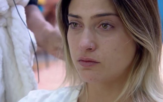 Tati Dias chorando em A Fazenda 11