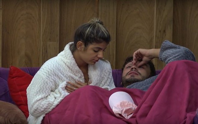 Hariany Almeida e Lucas Viana discutem na sala da sede de A Fazenda