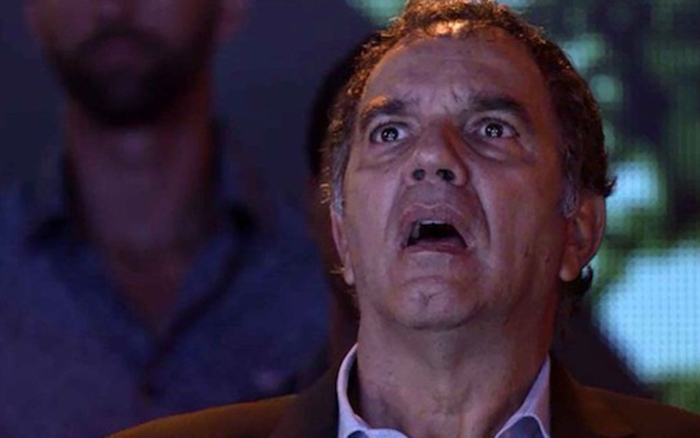 Eurico (Humberto Martins) ficará paralisado ao ver funcionário cantando em palco - Fotos Reprodução/TV Globo