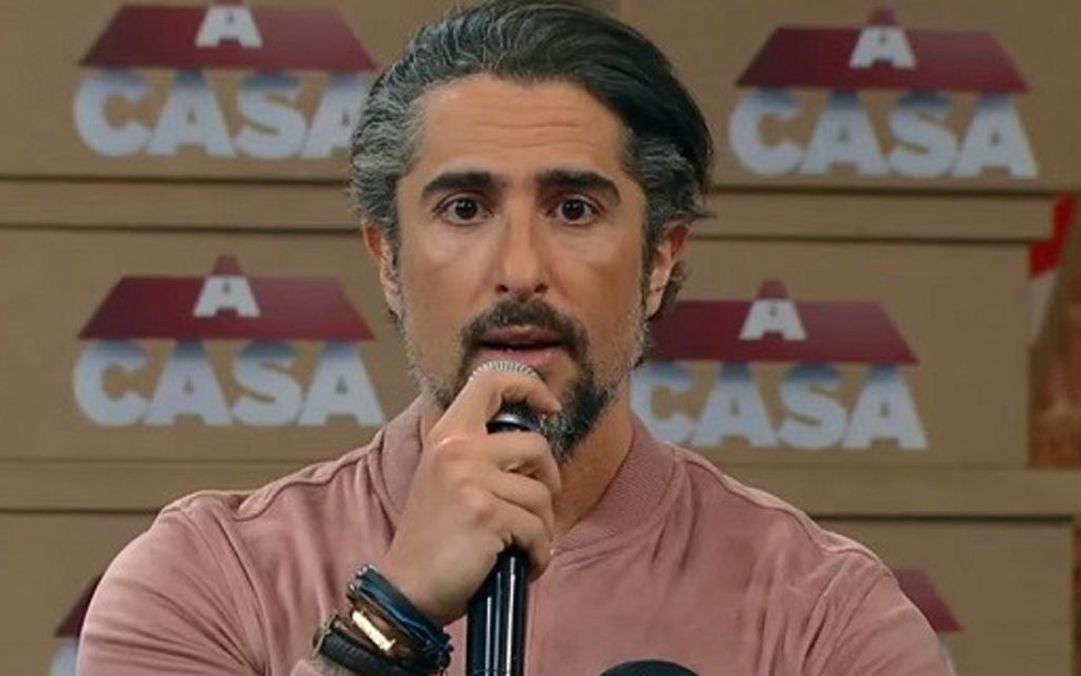O apresentador Marcos Mion durante a final da primeira temporada de A Casa, na terça (5) - Reprodução/RecordTV