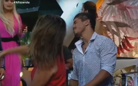 Mara Maravilha (de costas) agride Douglas Sampaio na edição de A Fazenda de ontem (7) - Reprodução/TV Record