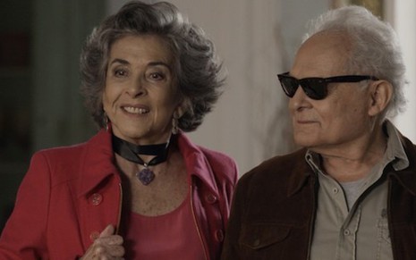 Elvira (Betty Faria) e Garcia (Othon Bastos) serão confundidos com invasores na novela - Fotos Divulgação/TV Globo
