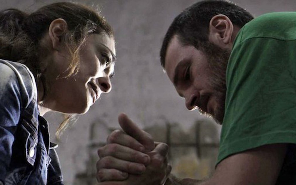 Bibi (Juliana Paes) visita Rubinho (Emílio Dantas) em presídio na novela das nove da Globo - Divulgação/TV Globo