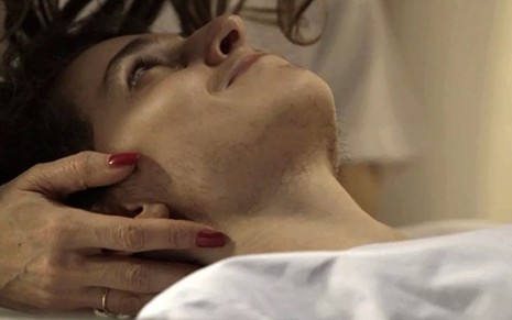 Ivan (Carol Duarte) recebe carinho de Joyce (Maria Fernanda Cândido) antes da cirurgia - Fotos: Divulgação/TV Globo