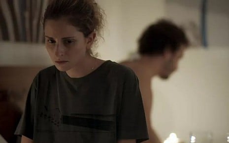 Ivana (Carol Duarte) vai chorar após transar com Cláudio (Gabriel Stauffer) - Reprodução/TV Globo