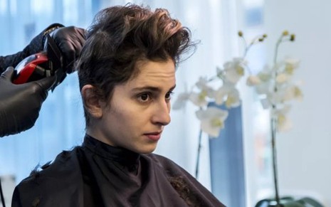 Ivana (Carol Duarte) termina de cortar o cabelo com profissional: drama da rejeição familiar - Renan Castelo Branco/Gshow