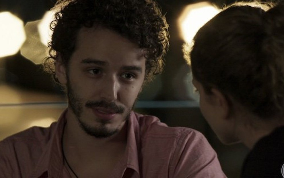 Cláudio (Gabriel Stauffer) em cena com Ivana (Carol Duarte) em A Força do Querer - Reprodução/TV Globo