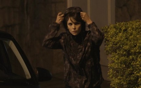 Irene (Débora Falabella) se disfarça para invadir a casa de Aurora e eliminar testemunhas - Fotos: Divulgação/TV Globo