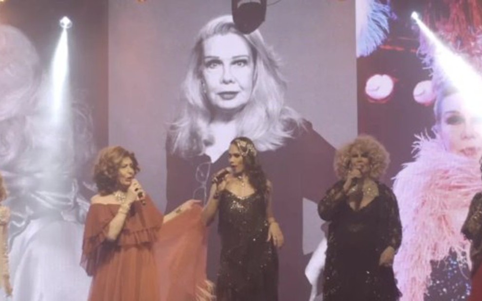 Nonato (Silvero Pereira), como Elis, canta com as Divinas Divas em homenagem a Rogéria - Fotos: Reprodução/TV Globo
