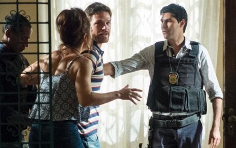 Emilio Dantas e Juliana Paes na cena da novela em que Rubinho foi preso pela primeira vez - Divulgação/TV Globo