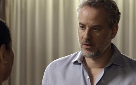 Eugênio (Dan Stulbach) em cena de A Força do Querer; ator mandará dinheiro para Ivan - Fotos Reprodução/TV Globo