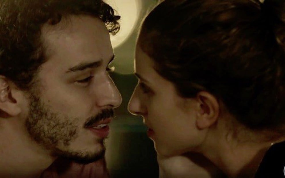 Cláudio (Gabriel Stauffer) e Ivana (Carol Duarte) em cena de A Força do Querer: ciúme confuso - Reprodução/TV Globo
