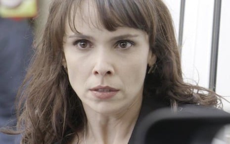 Irene (Débora Falabella) em cena; arquiteta ficará cara a cara com testemunha de seu crime - Reprodução/TV Globo