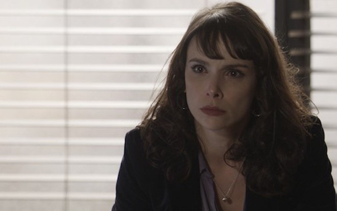 Irene (Débora Falabella) em cena; arquiteta não revelará perda de bebê ao pai da criança - Reprodução/TV Globo