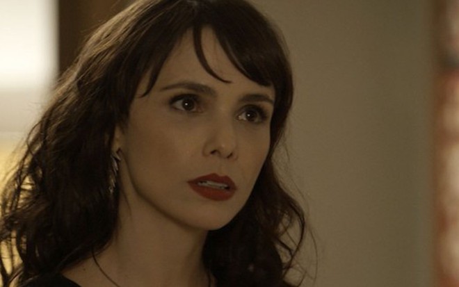 Irene (Débora Falabella) em cena; arquiteta escapará de flagra escalando parede de prédio - Reprodução/TV Globo