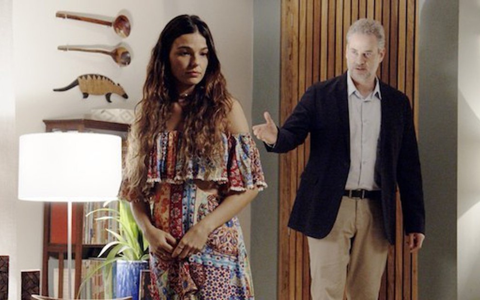 Ritinha (Isis Valverde) verá o sogro, Eugênio (Dan Stulbach), com a amante em shopping - Divulgação/TV Globo