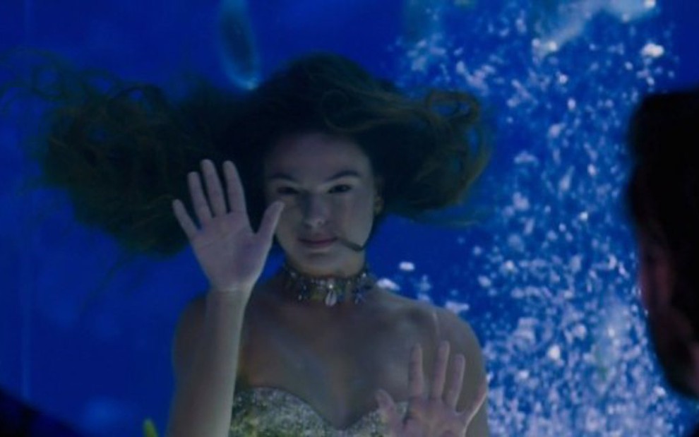Ritinha (Isis Valverde) nada em aquário de Las Vegas em desfecho de A Força do Querer - Reprodução/TV Globo