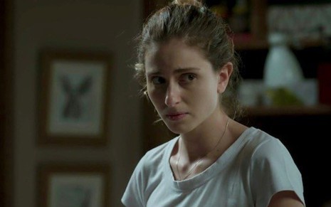 Ivana (Carol Duarte) em cena da novela; personagem se isolará da família para criar coragem - Reprodução/TV Globo