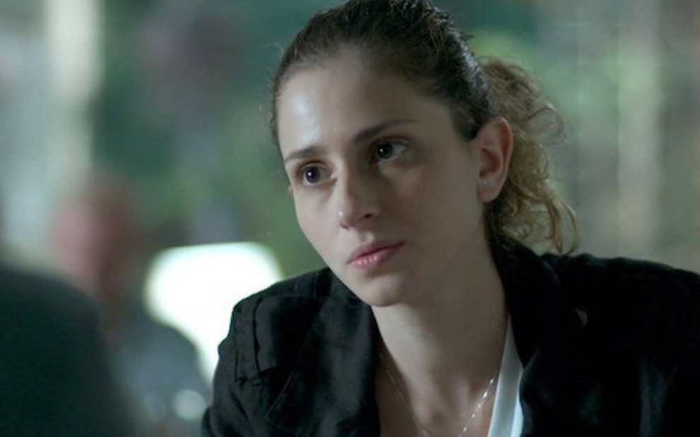 Ivana (Carol Duarte) em cena da novela; personagem pedirá ao pai para pagar cirurgia - Reprodução/TV Globo