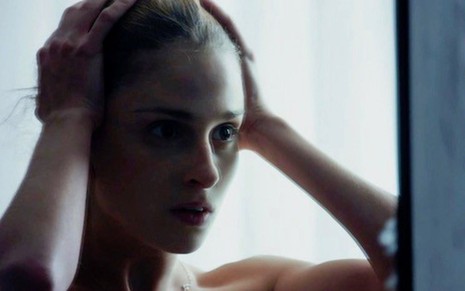 Ivana (Carol Duarte) ficará obcecada pelo espelho; ela buscará ver mudanças em seu corpo - Reprodução/TV Globo