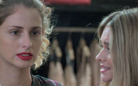 Ivana (Carol Duarte) e Simone (Juliana Paiva) em cena; personagem falará sobre mastectomia - Reprodução/TV Globo