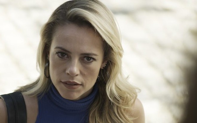 Jeiza (Paola Oliveira) flagrará rival de plantão à espera de seu namorado na trama - Reprodução/TV Globo